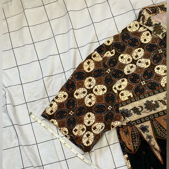 Vintage fabric print button down shirt. Oversized. - Picture 6 of 9